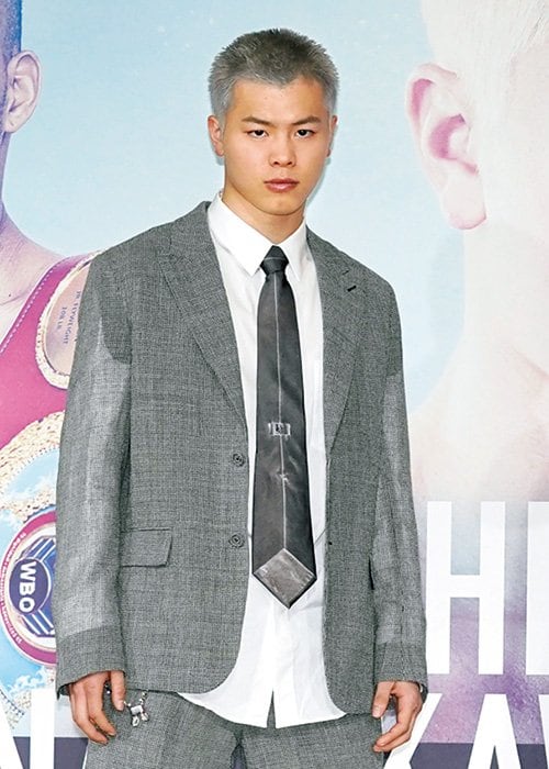 那須川のデビュー戦の相手は日本バンタム級4位の与那覇勇気（右）。プロ通算成績は17戦12勝（8KO）4敗1分