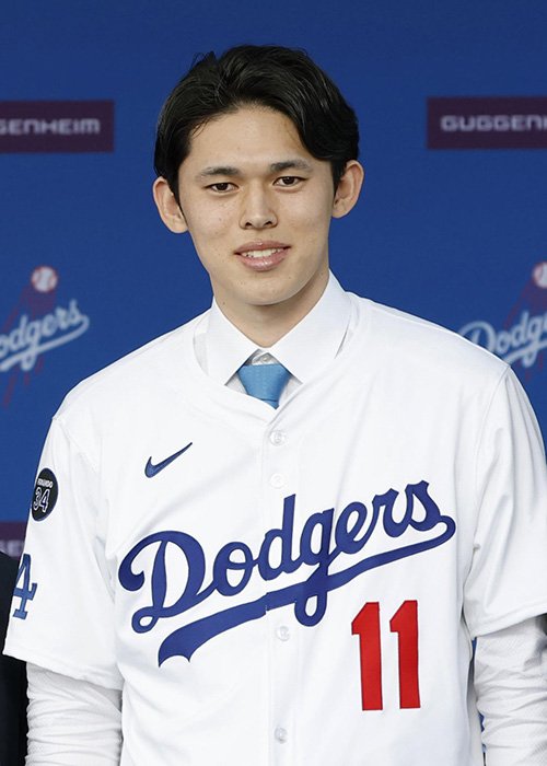 ロバーツ監督（右）は「興奮という言葉ではまだ足りない」と佐々木の加入に破顔