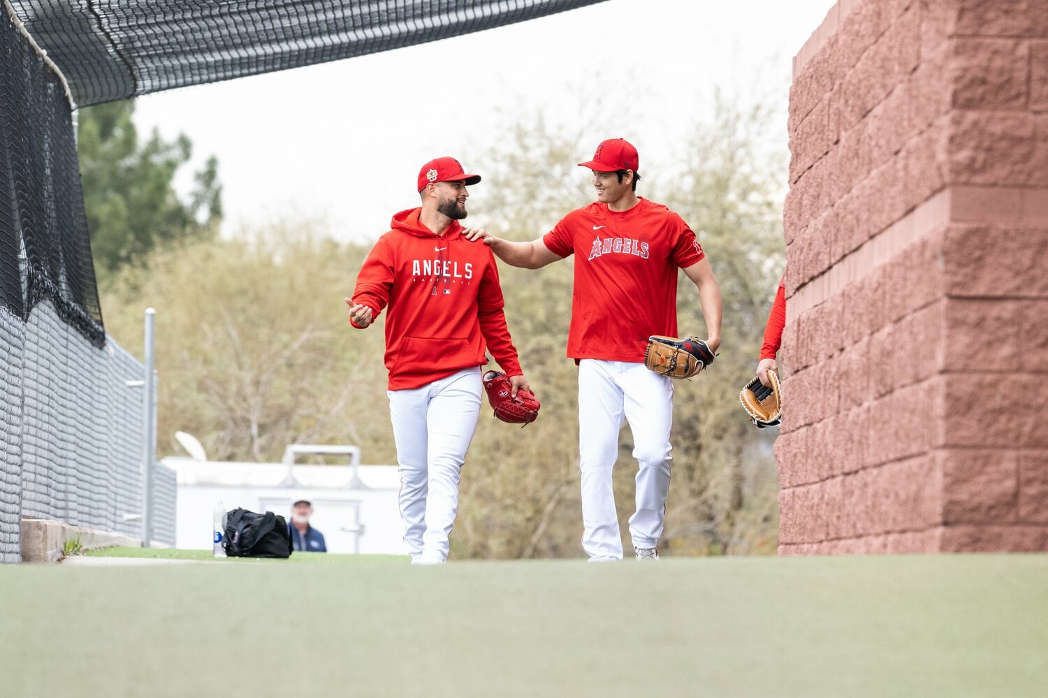 2023年、エンゼルスキャンプでのサンドバルと大谷　©Nanae Suzuki