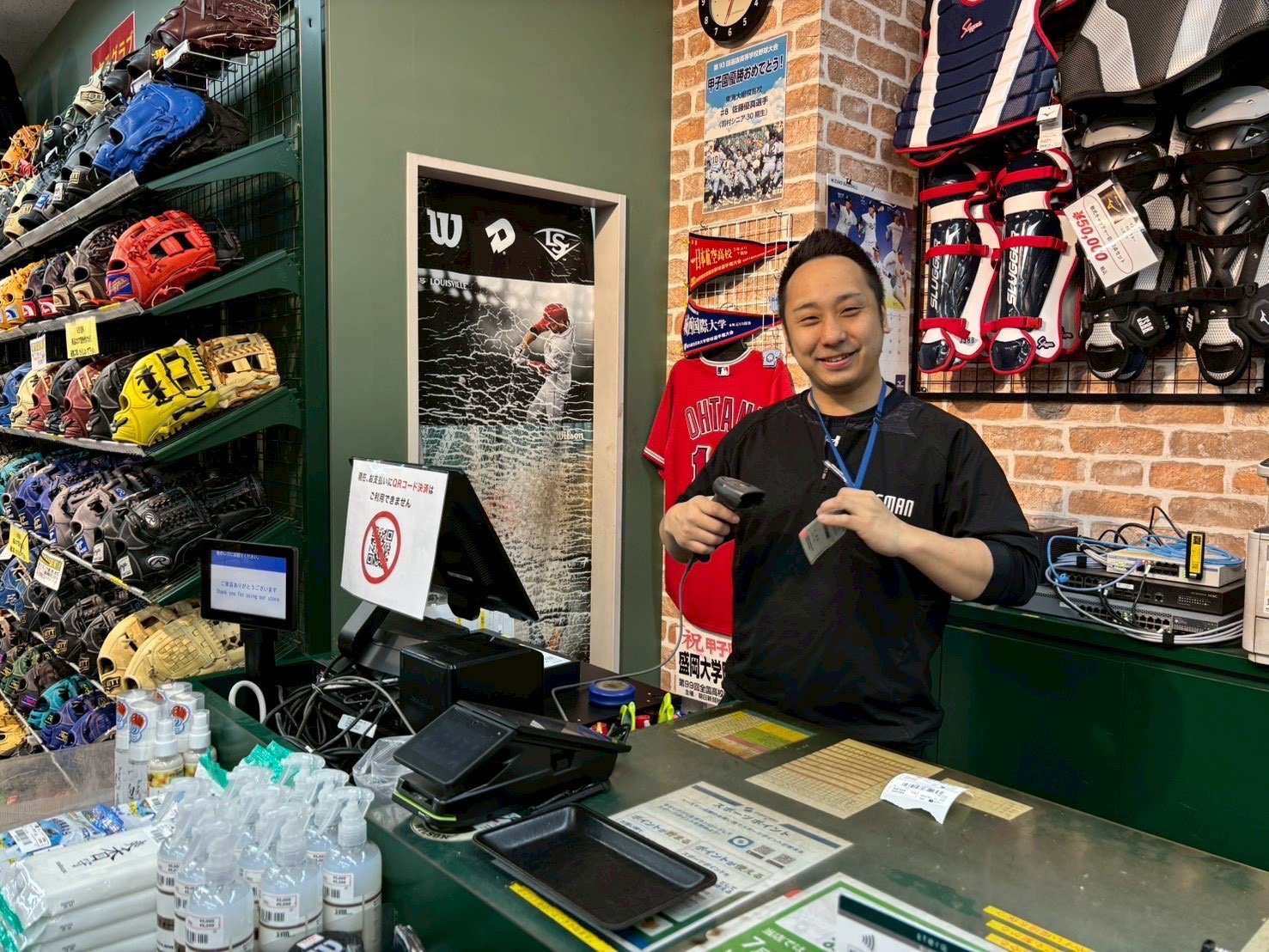 野球専門店・ベースマン立川店のカリスマ店長、星徹弥さん。「2.0超えの野球用具視力を持つ男」の異名を持つ