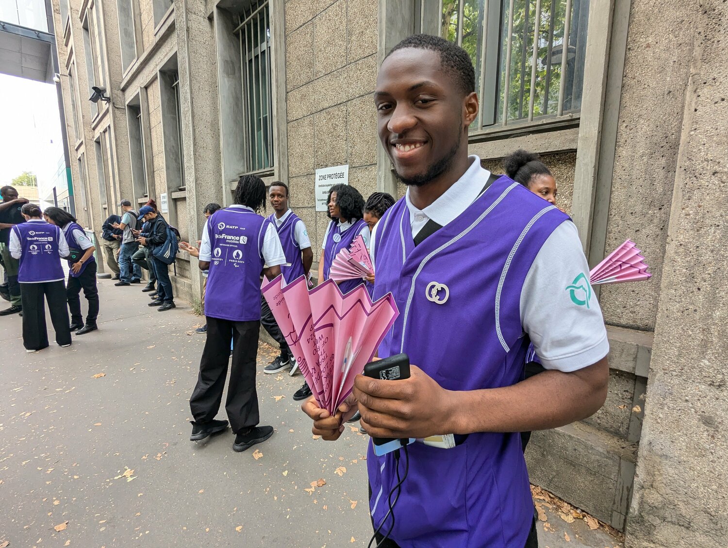 「ハリセン型」のトラベルガイドを手にしたスタッフ　©Yu Saito