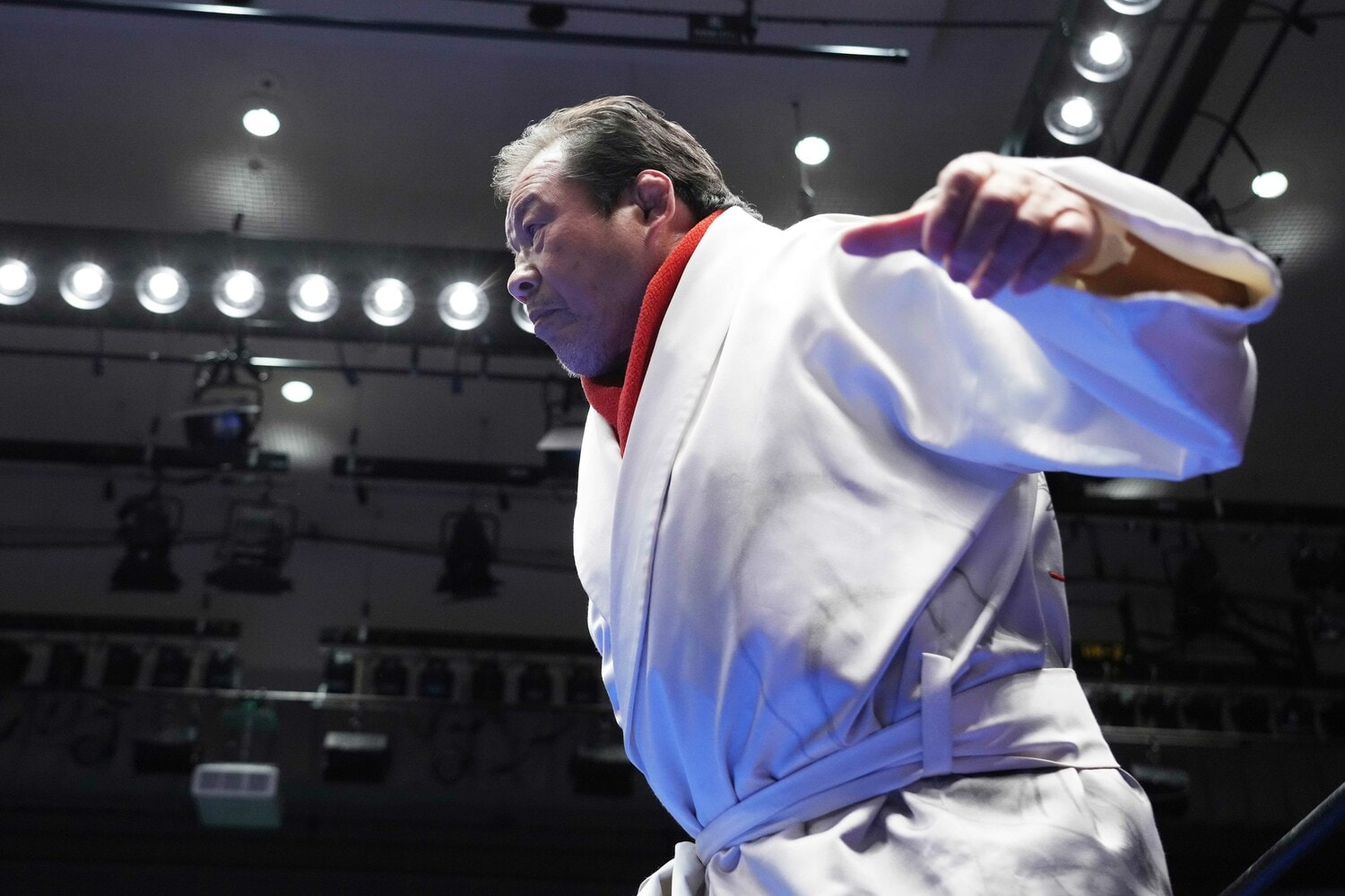 白いガウンでリングに入った藤波辰爾　©Essei Hara