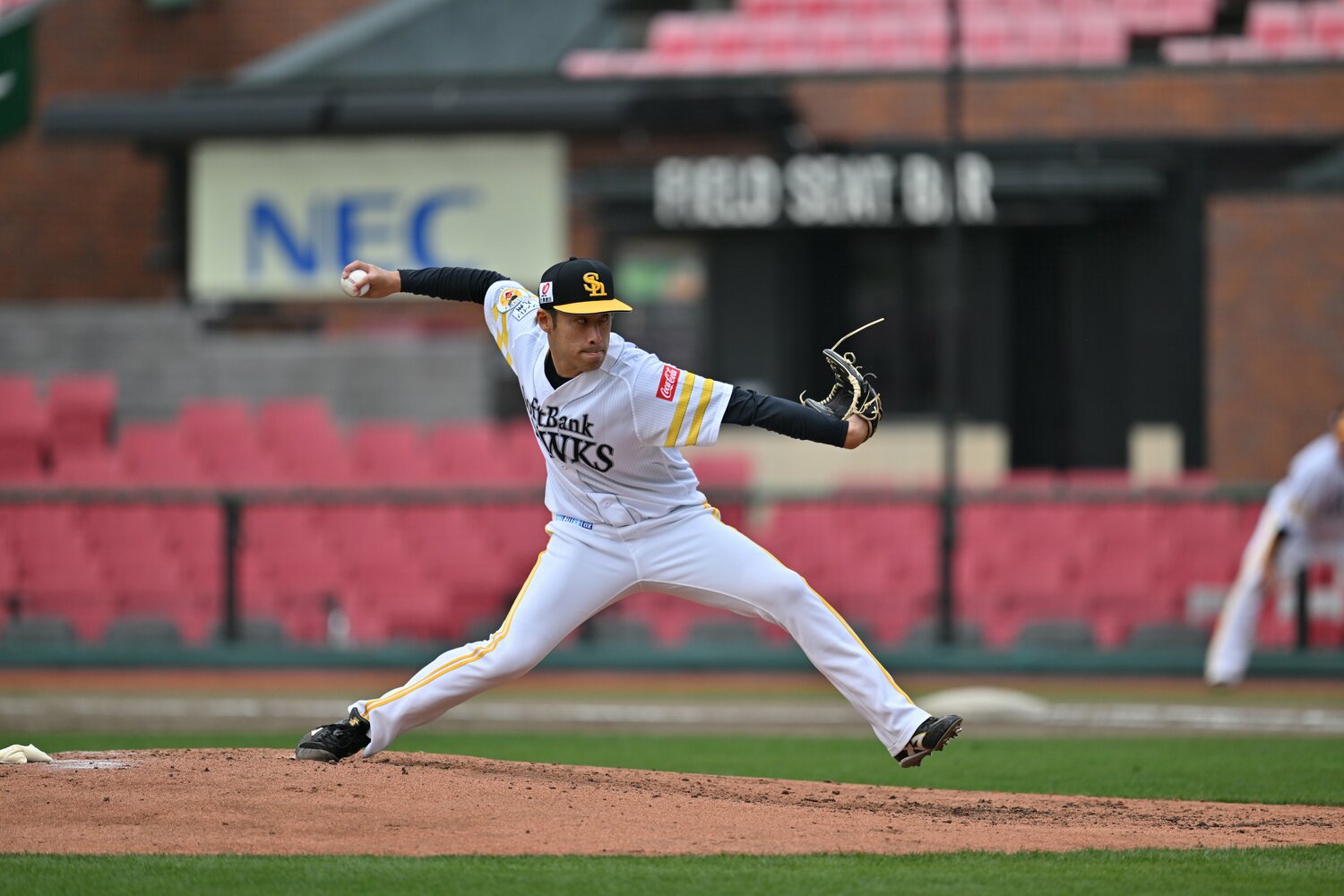 ソフトバンクの秋吉 ©Hideki Sugiyama