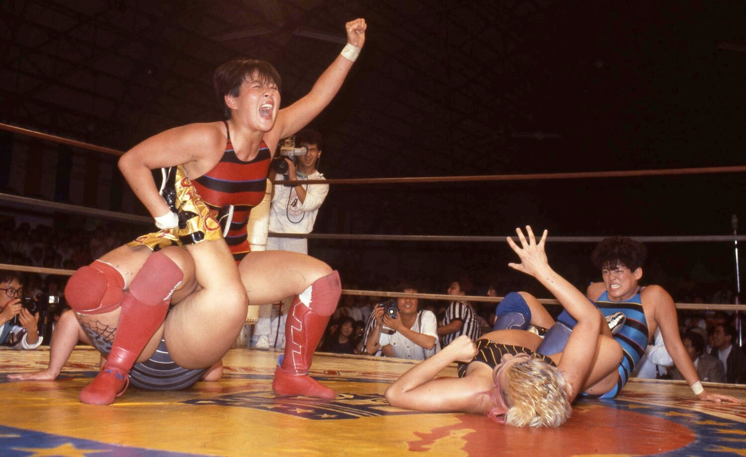 極悪同盟を相手に見せ場を作る。千種のサソリ固めはハイライトシーンのひとつだった　©東京スポーツ新聞社