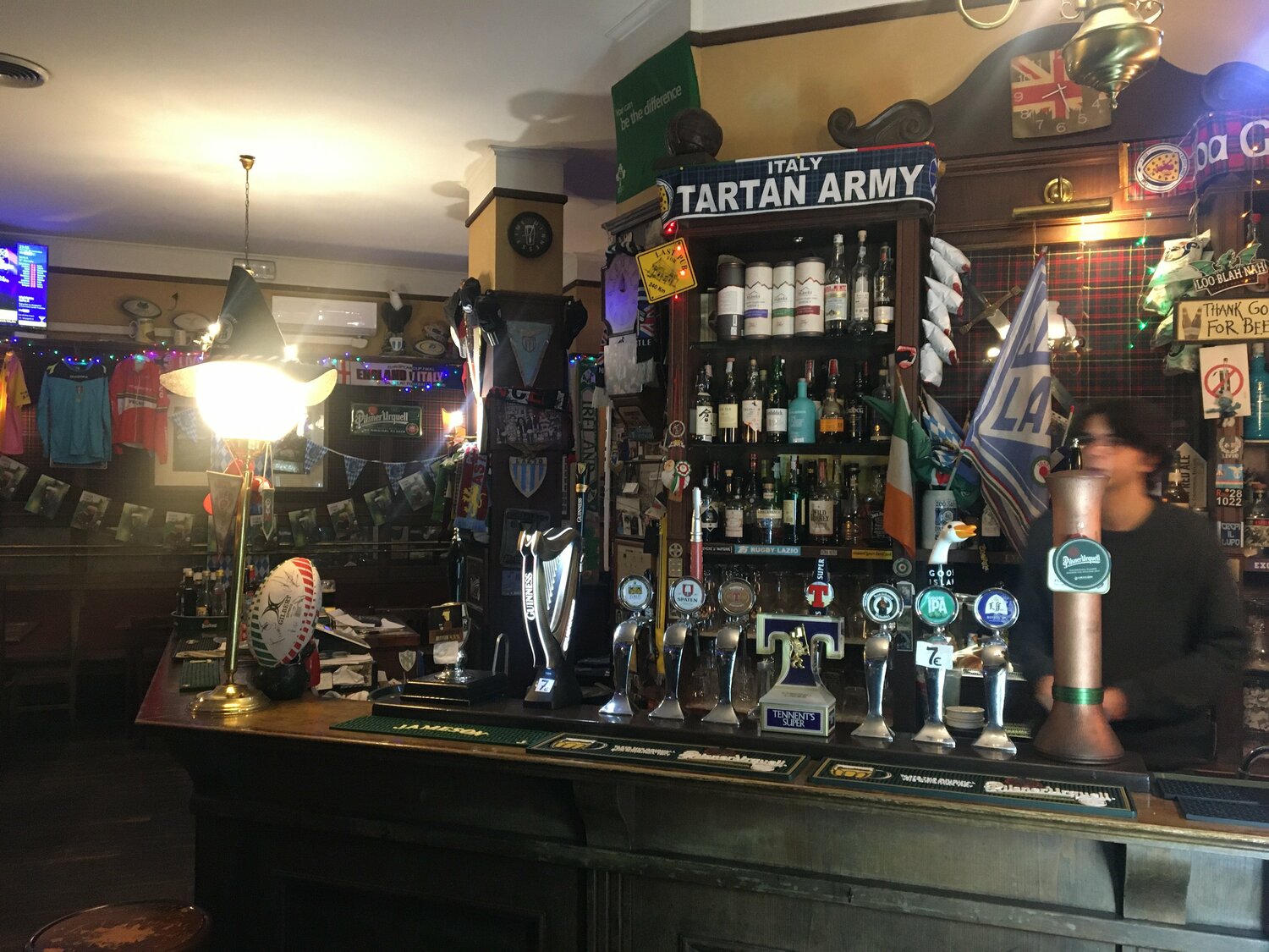 パブ「エクスカリバー」の店内　©Takashi Yuge