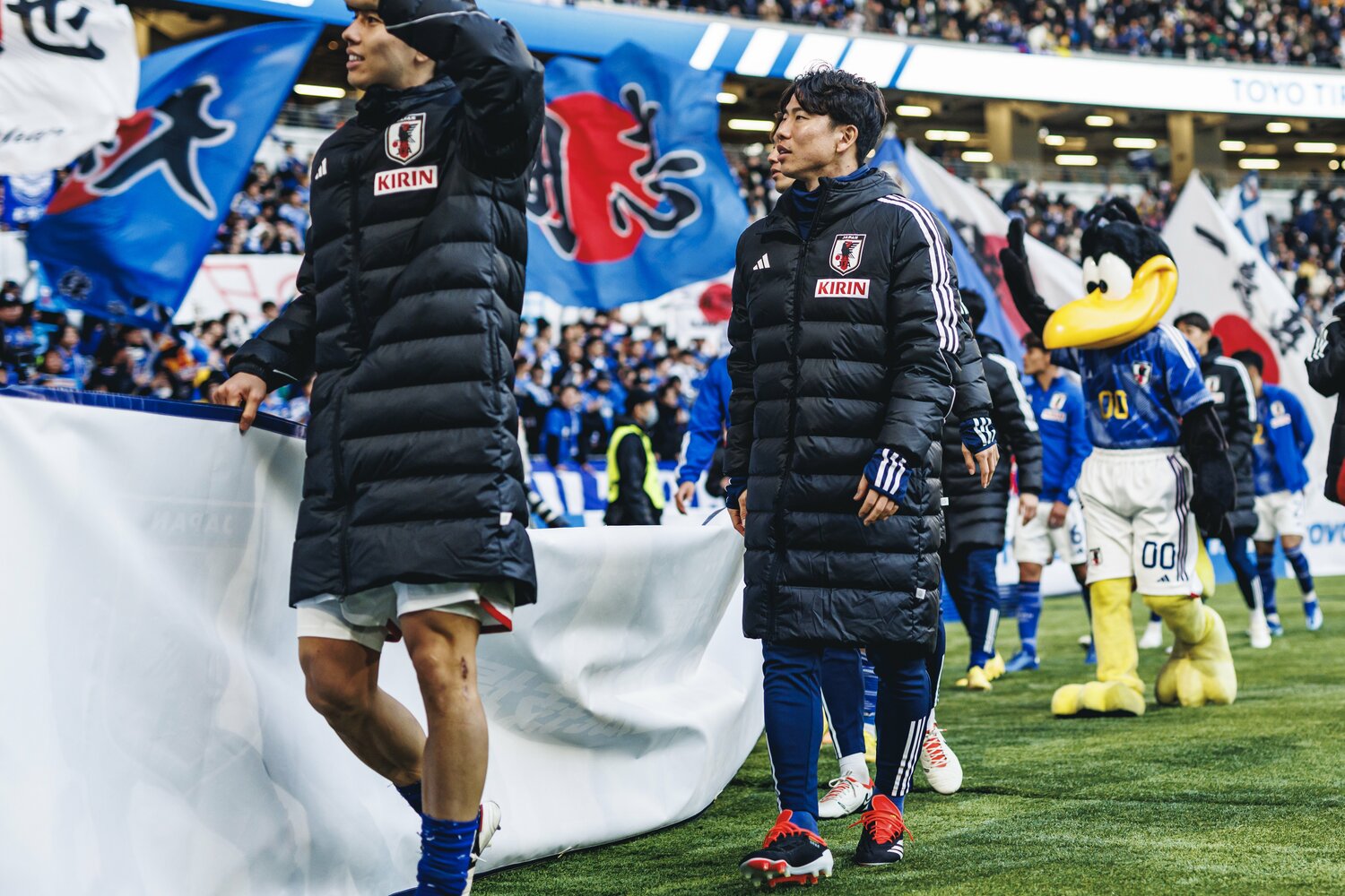 チアゴ記者が言及するように代表、クラブともに「試合後サポーターに挨拶する」のは日本特有の文化と言える　©Kiichi Matsumoto