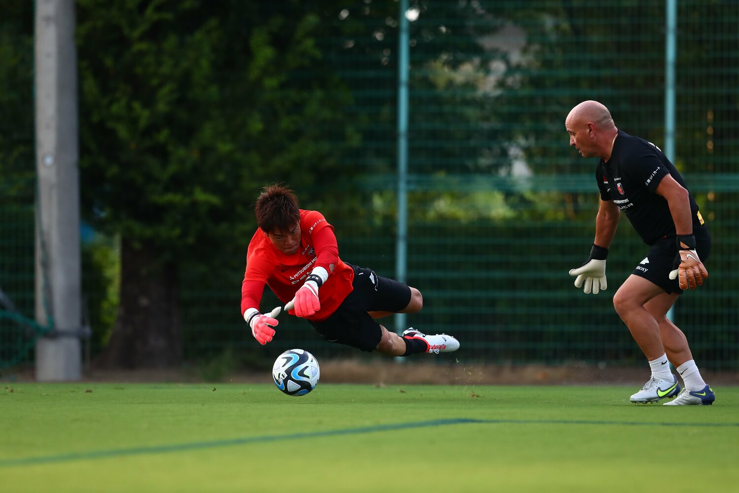 ジョアン・ミレッGKコーチとのトレーニングの様子　©URAWA REDS