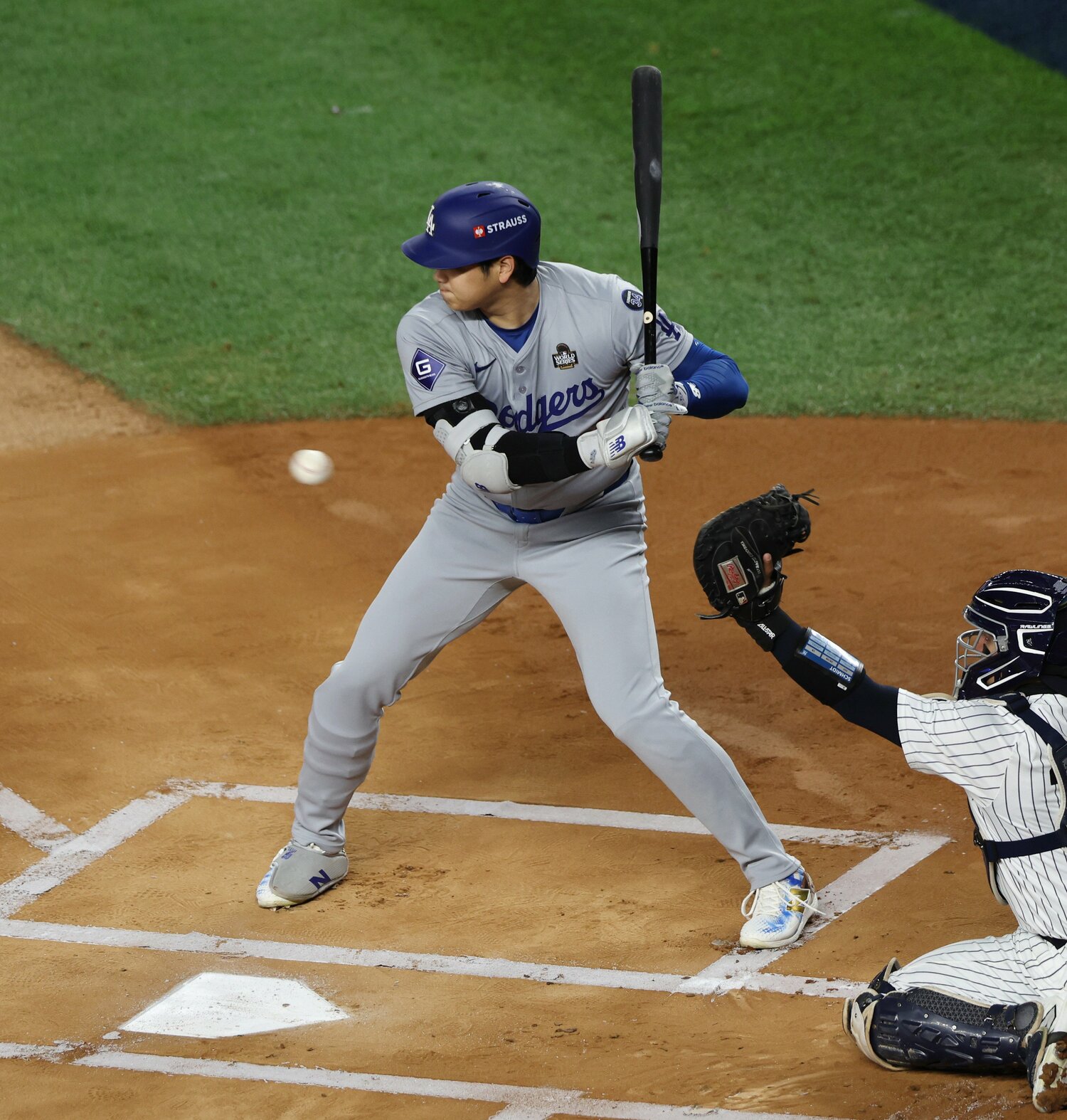 ヤンキースとの第3戦。先頭打者として第1打席に立った大谷翔平。相手ピッチャー(シュミット)の制球が定まらず、ストレートのフォアボールに【1枚目/全2枚】 ©Getty Images