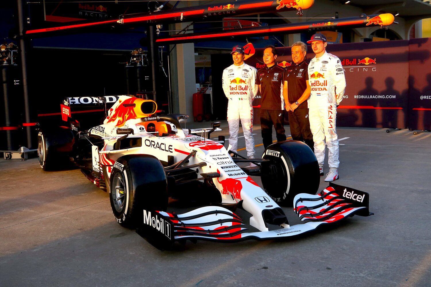 日本GPで披露されるはずだった特別塗装のマシン。後ろに並ぶのは左からペレス、田辺TD、山本MD、フェルスタッペン　©Masahiro Owari