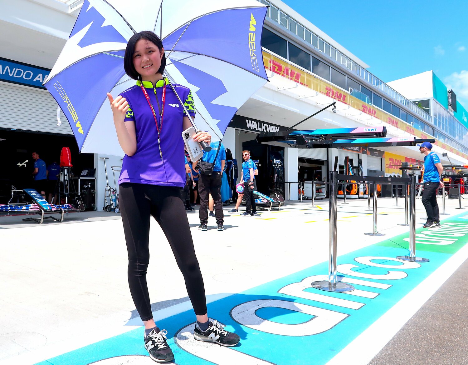 過去にはラジオのパーソナリティを務めるなど、レースファン以外からの注目度も高まりつつある