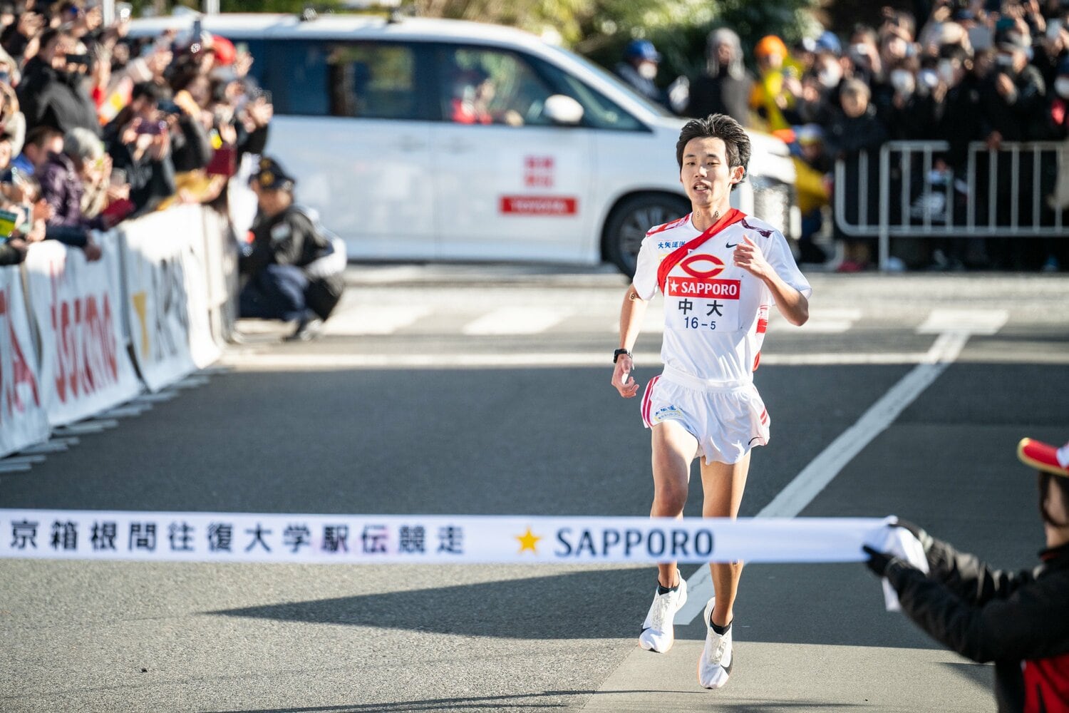 最後の5区で青学大にかわされたものの往路2位フィニッシュだった中大。アンカーは往路唯一の4年生・園木 ©Nanae Suzuki