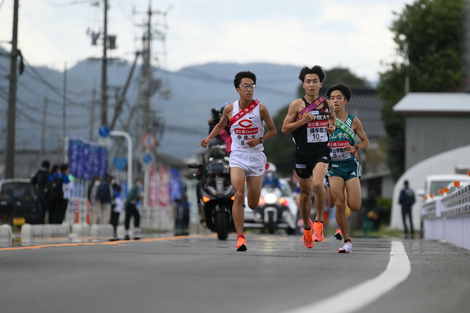 出雲駅伝4区で区間賞を獲得した中西大翔(中央大と青学大の前)。箱根はケガで走ることができなかった ©Nanae Suzuki