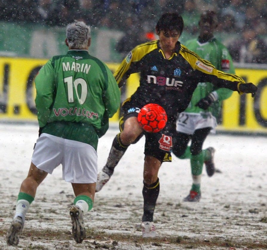 2005年、雪のなかでプレーするマルセイユ時代の中田浩二　©JIJI PRESS