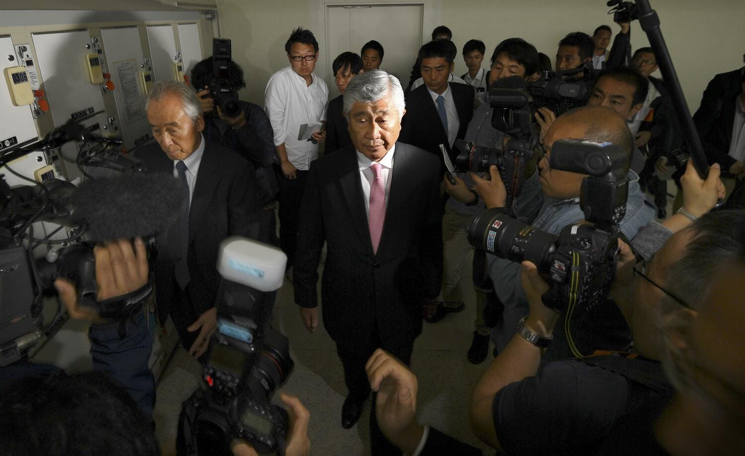 突如決まった記者対応も多くのメディアが伊丹空港に駆けつけた　©KYODO