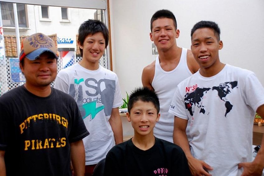2009年、まだあどけなさを残した高校1年生の井上尚弥。全国大会の決勝戦を前に、内藤律樹の発案で「気合を入れるため」に神奈川県のメンバーで現地の理髪店へ ©Kokou Sekine