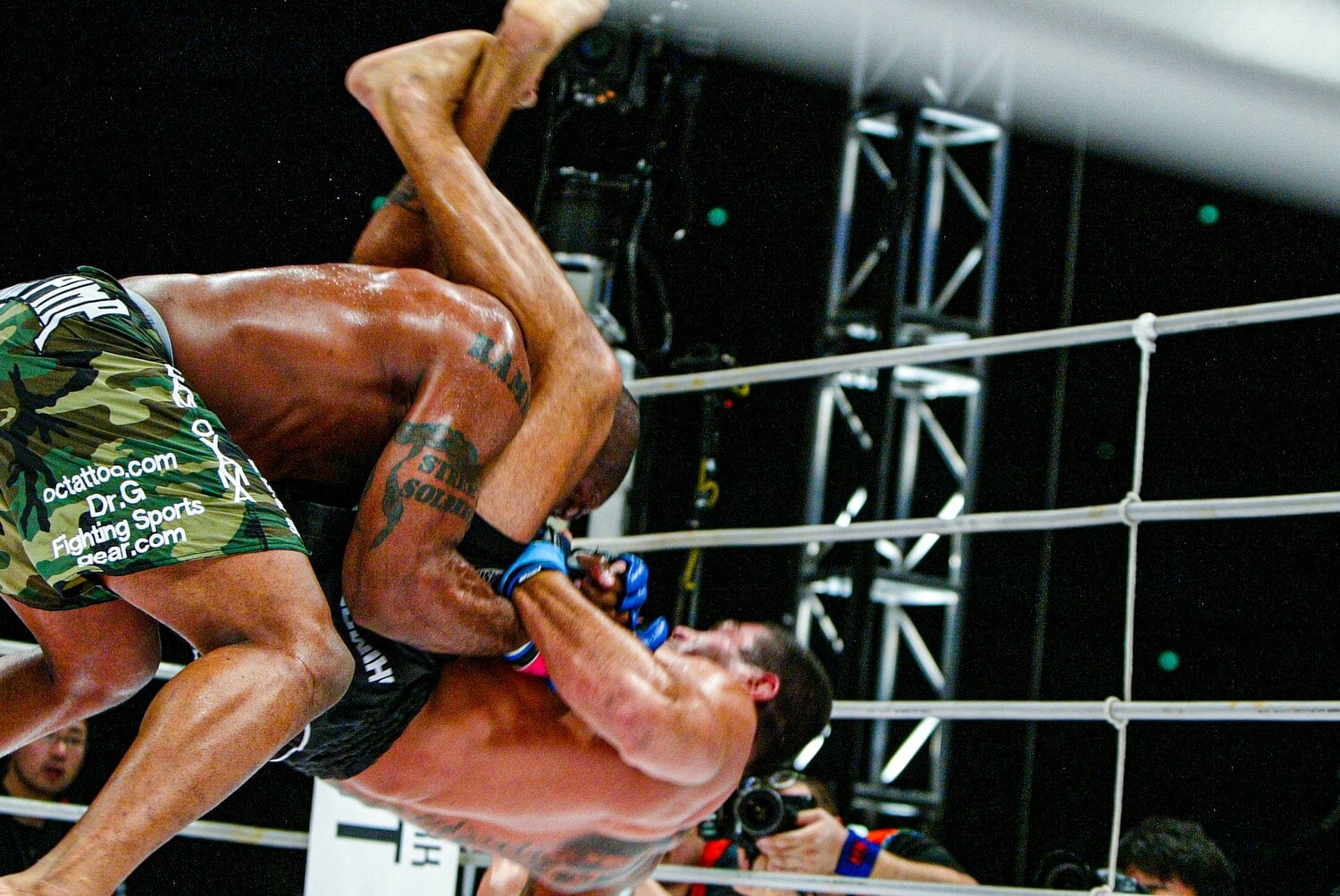 ジャクソンの衝撃的なパワーボム（連続写真）©Susumu Nagao