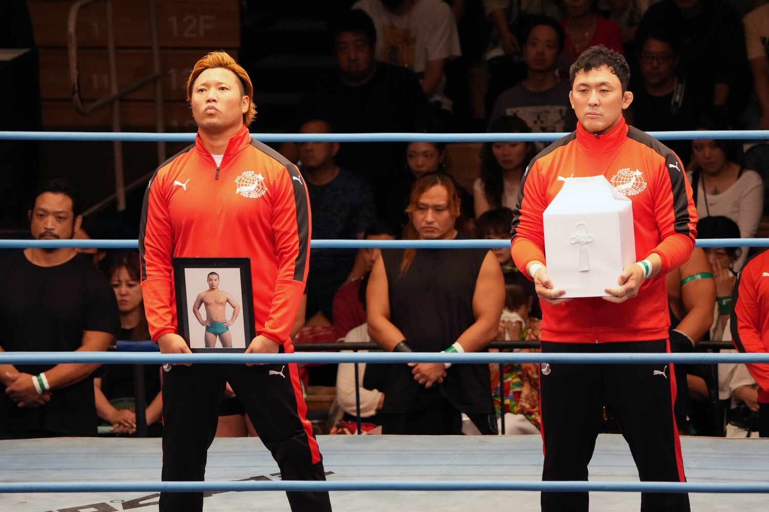 宮原健斗が遺影を持ち、鈴木秀樹が遺骨を抱いた長尾一大心選手の追悼セレモニー。9月15日、後楽園ホール　©Essei Hara