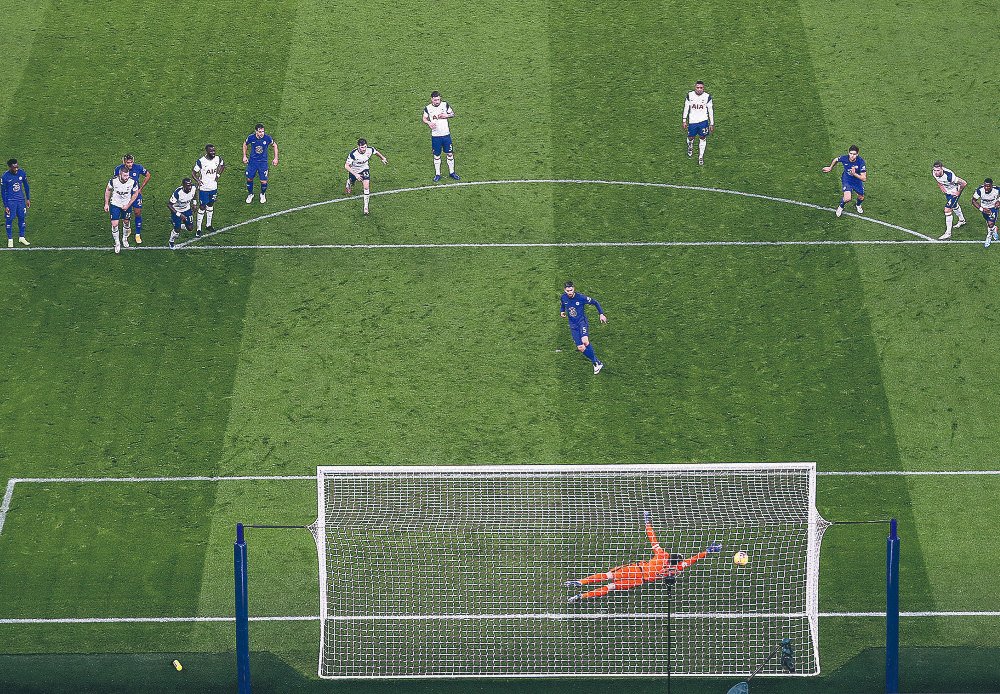 キック直前にジャンプする独特のPKで知られるジョルジーニョ。香川真司も参考にしているという