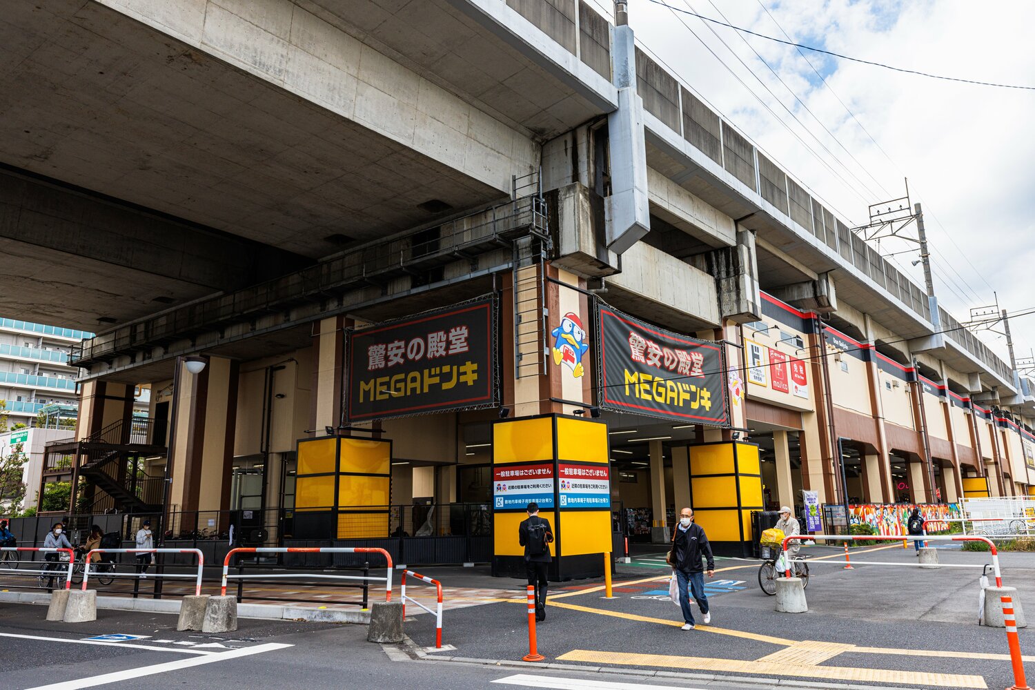 高架下のMEGAドンキ