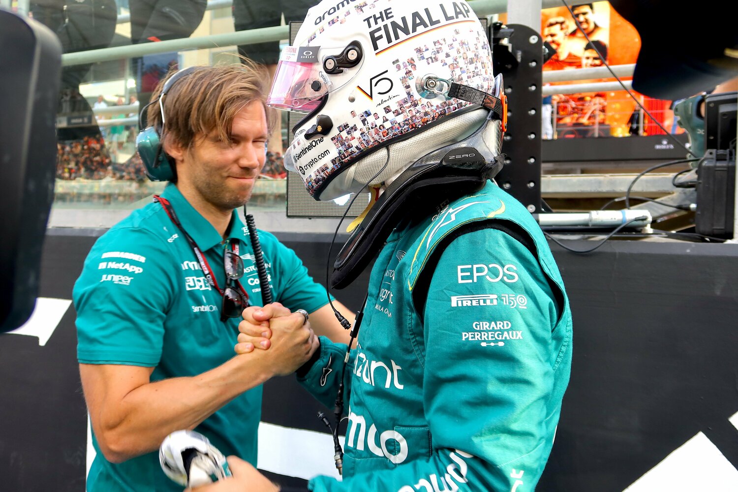 スペシャルマーキングのヘルメットを被り、フィジオとがっちり握手して、ベッテルは現役生活最後のコクピットへ向かった　©Masahiro Owari