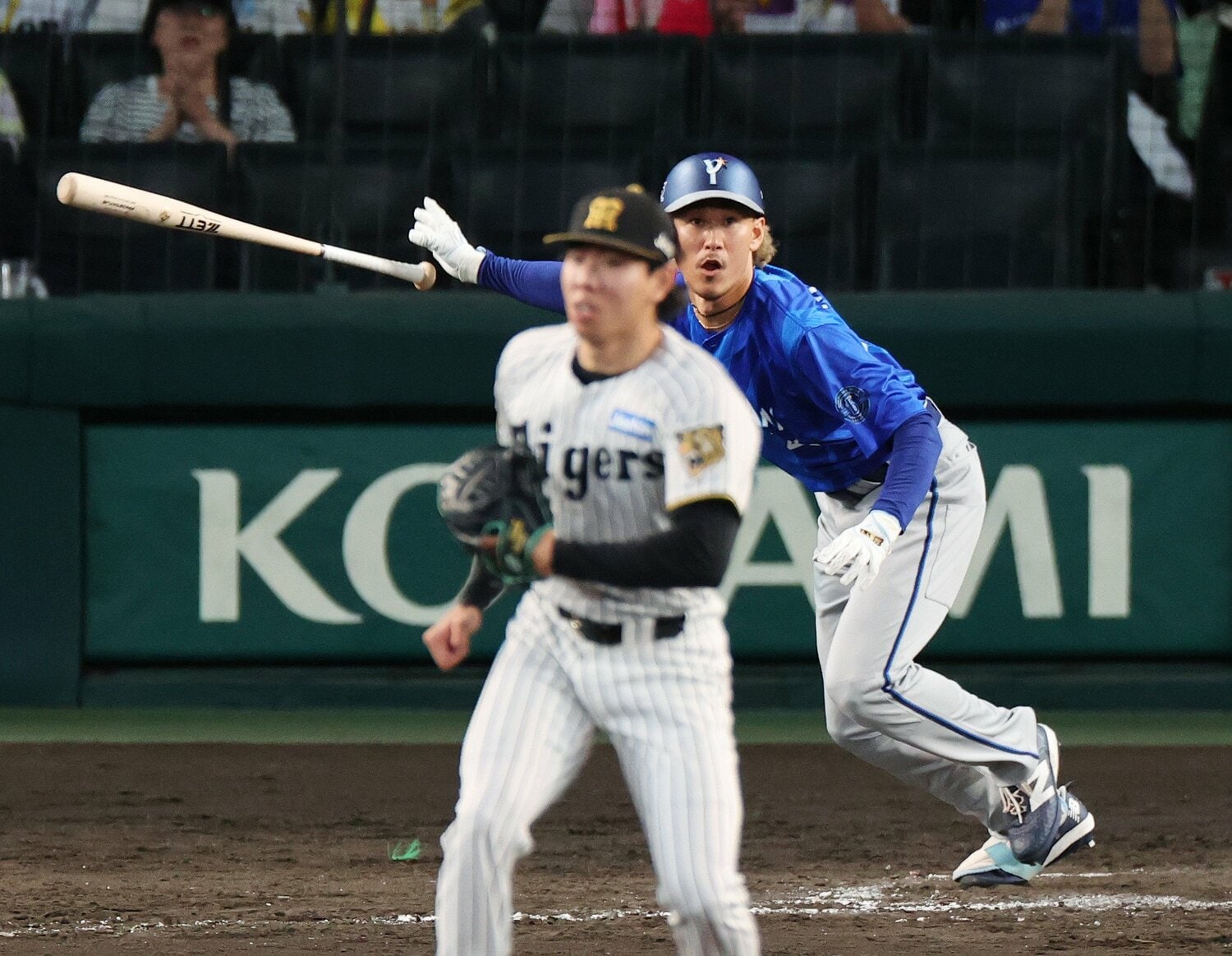 CSファイナルステージ第4戦の9回、逆転の2点タイムリーを放ったDeNAの三森大貴  ©️JIJI PRESS