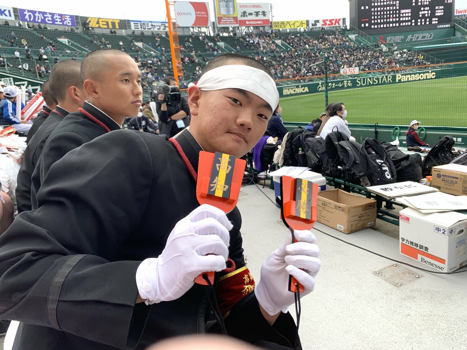 よさこい祭りで手に持つ楽器「鳴子」を手にして…高知高校アルプス　©Yukiko Umetsu