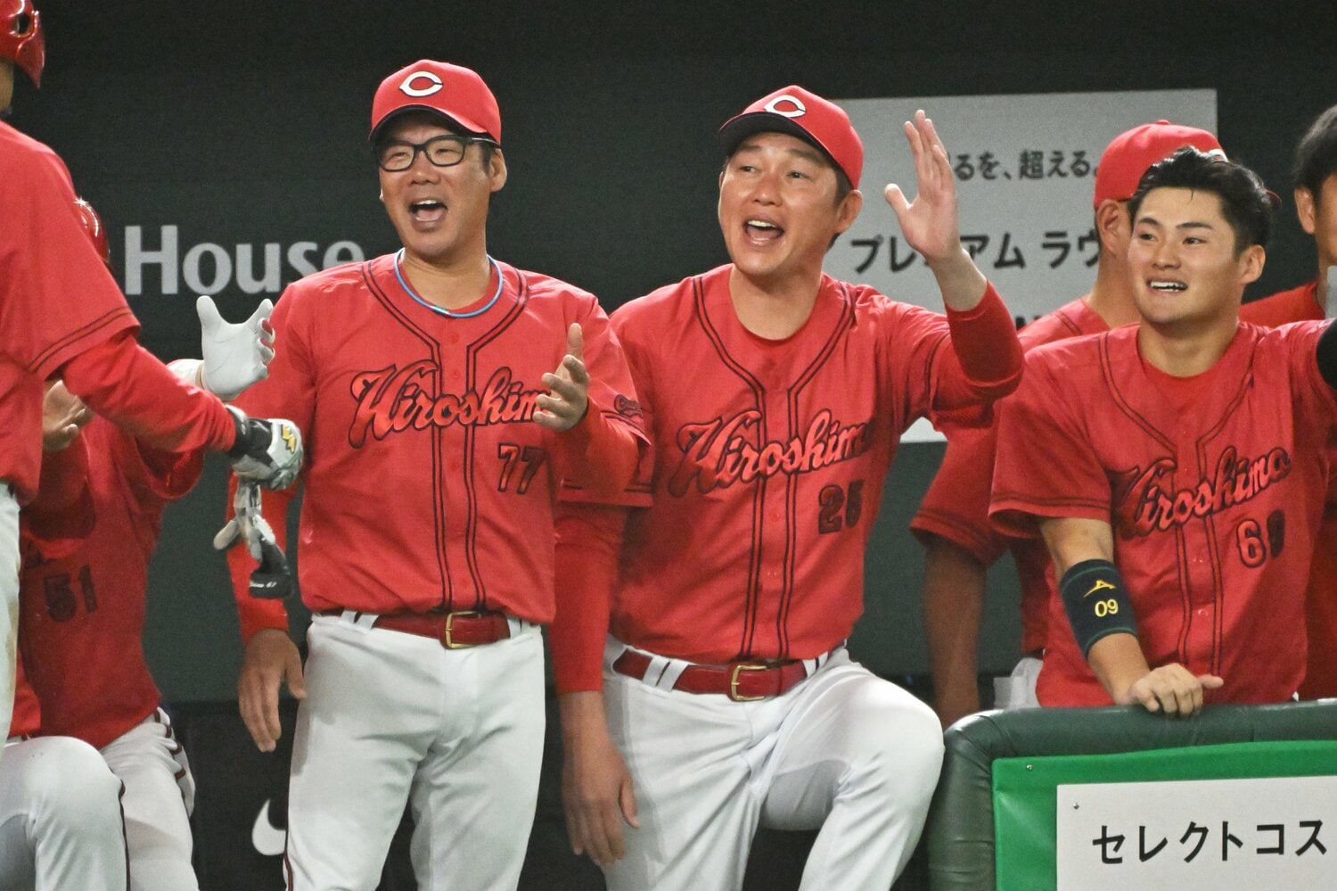 選手の成長を待ちながら粘り強く戦う新井監督にも明るい表情が増えてきた（中央）　©Hideki Sugiyama