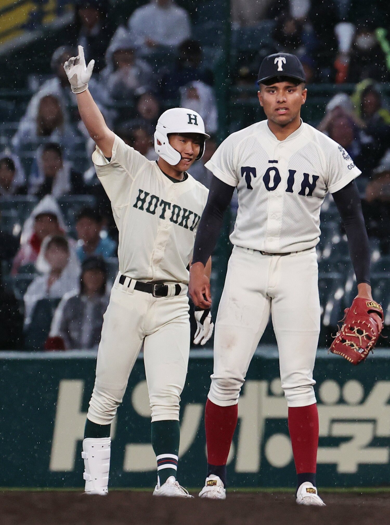 8回裏2死満塁、適時打を放った報徳学園・安井康起。右は大阪桐蔭・ラマル・ギービン・ラタナヤケ ©JIJI PRESS