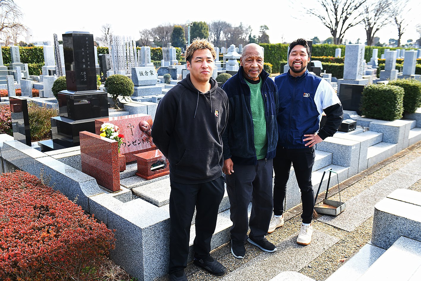 一時帰国した際に訪ねたエディ・タウンゼントさんの墓参り。右から内藤律樹、カシアス内藤会長、プロボクサーの実弟・内藤未来(2025年2月) ©Kokou Sekine