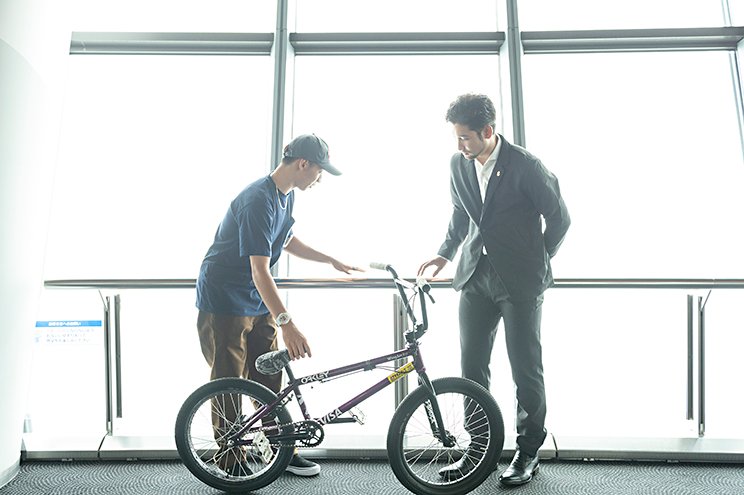 中村の自転車を見て興味津々の三宅