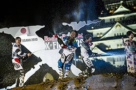 地元開催で実現させた日本人初勝利に喜びを爆発させる東野（中央）。 