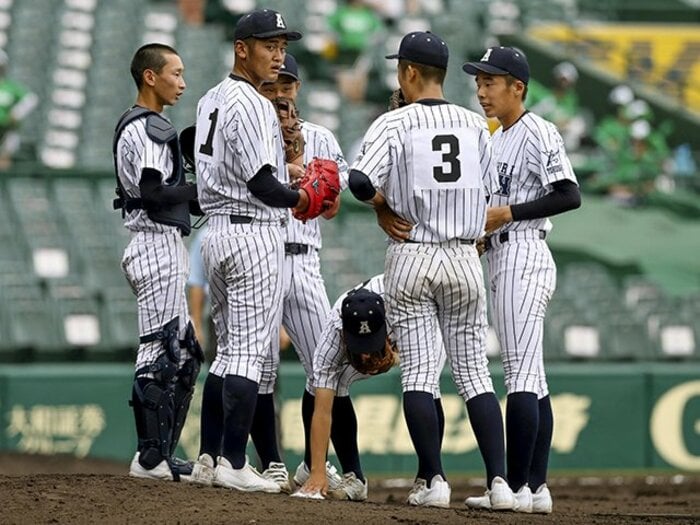 吉田輝星のような「1人で投げ抜き甲子園出場」は今や2校だけ… 179球完投の2年生エースと公立校の“宿題”とは〈徳島・阿南光〉＜Number Web＞ photograph by Kyodo News