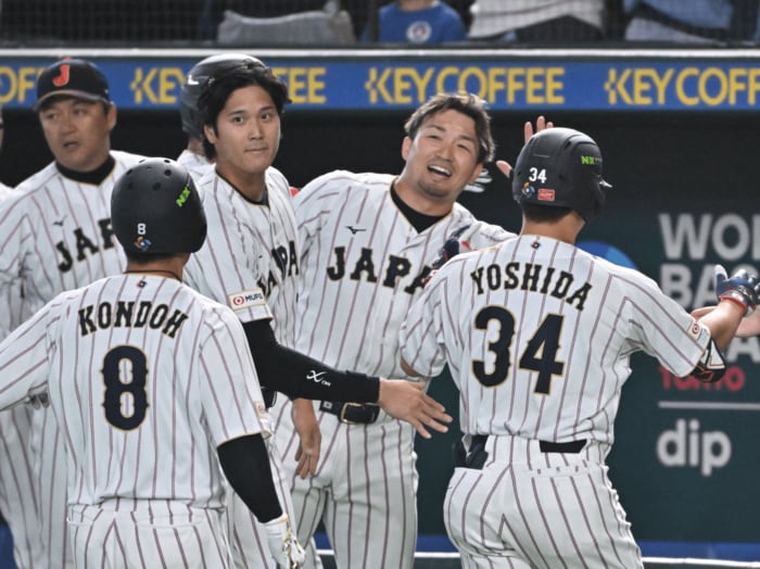 「オオタニ、スキ。でも今日は敵」外国人ファンも大谷翔平の打撃練習に騒然…「天皇皇后両陛下、愛子さまから拍手」“ネトフリに映らない”WBC観戦記＜Number Web＞ photograph by Hideki Sugiyama