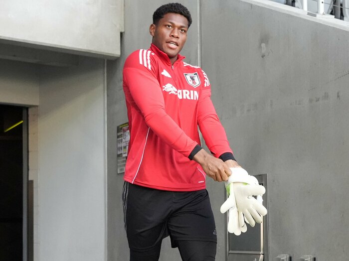 「周作は彩艶をライバル視してたよね（笑）」GK鈴木彩艶の浦和レッズ時代恩師が証言…ひょろひょろだった少年を成長させた“日本代表2人の大先輩”＜Number Web＞ photograph by Getty Images