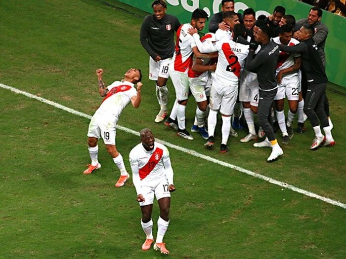 一度はブラジルに惨敗のペルーが、番狂わせ連発でコパ決勝進出の理由。<Number Web> photograph by Getty Images