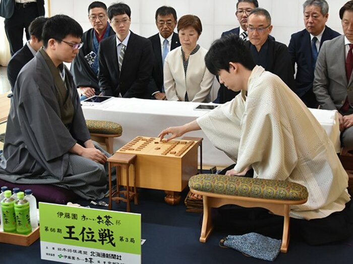 「AIで効率よく答えを出したいわけでは」努力の天才棋士・永瀬拓矢…「鬼の形相でタブレットを」旧知の記者が羽田空港で見た衝撃の光景＜Number Web＞ photograph by 日本将棋連盟