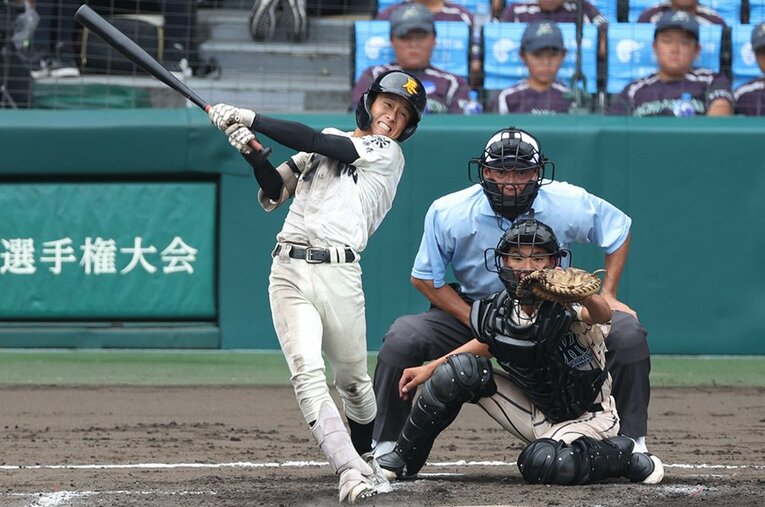 夏の甲子園初戦・東大阪大柏原戦でタイムリーヒットを放つ尽誠学園の木下。大舞台で打撃に手ごたえを得た声は多い ／ photograph by JIJI PRESS