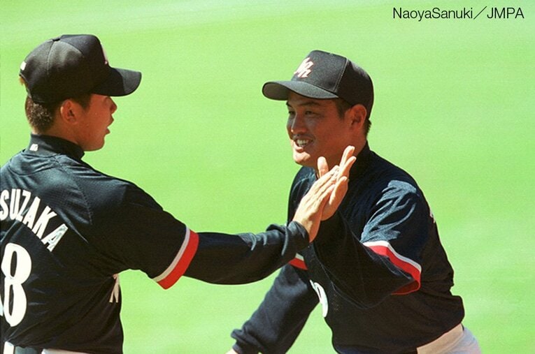 野球の3位決定戦でハイタッチする松坂大輔と杉浦正則。プロ参加が解禁となった中で松坂、中村紀洋や黒木知宏、アマにも杉内俊哉や阿部慎之助、赤星憲広らその後の名選手がメンバーにいたが4位に終わる。 ／ photograph by Naoya Sanuki／JMPA