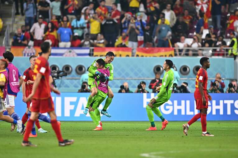 スペイン戦後、フィールドプレーヤーの歓喜の輪ともう1つ、GK3人だけの歓喜の輪もできあがっていた　©Takuya Kaneko／JMPA