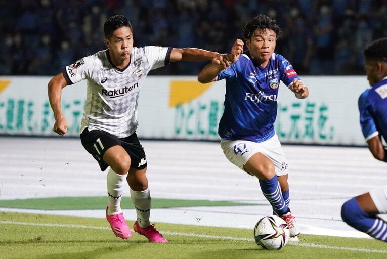 9月29日の第28節、川崎フロンターレの旗手怜央と競り合うヴィッセル神戸の武藤嘉紀。同試合で武藤は大迫のアシストから先制ゴールを決めた　©Getty Images