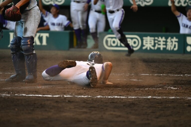 「2018年」金足農の1人目のランナーがホームインして同点に（2枚目／全11枚）　©Hideki Sugiyama