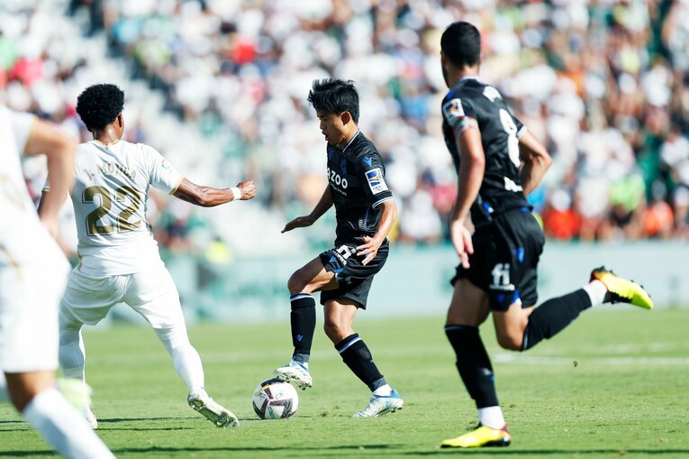 「久保建英が信頼され始めた」証拠かも…ソシエダサポの「Take,Take」に日本人カメラマンが感じた“海外組あるある”とは(13)