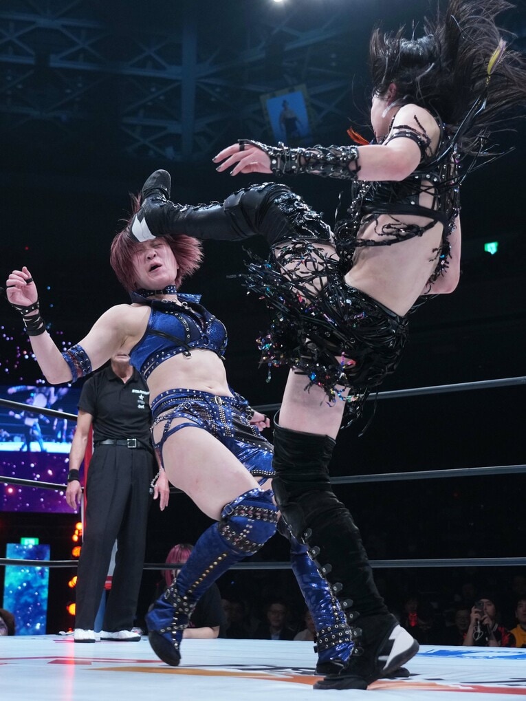 安納サオリを蹴り倒す上谷沙弥　©Essei Hara