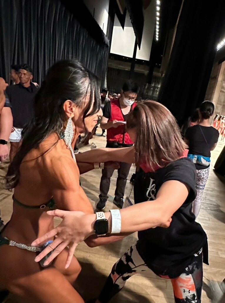 大会後に健闘を称えるマムシさんと藤澤選手　本人提供