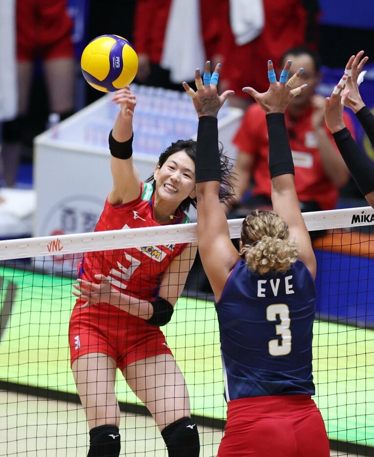 ネーションズリーグ初戦でスパイクを放つ古賀紗理那（27歳）。女子日本代表は、名古屋・ブラジル・タイと続く予選ラウンドを突破し、上位8カ国が戦うファイナルラウンド（米国）を目指す　©︎JIJI PRESS