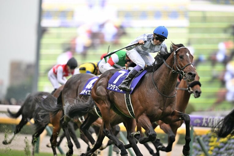 天皇賞・秋、ゴールの瞬間　©Keiji Ishikawa