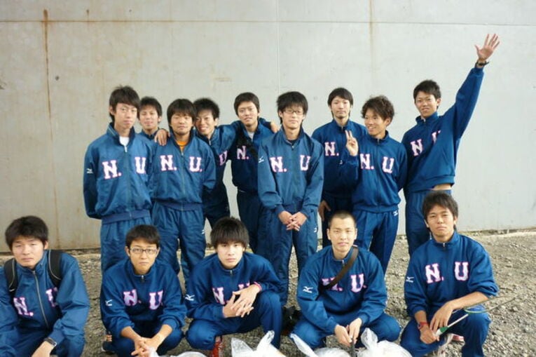 日大時代のチームメイトとともに。後列左から4人目が外村　写真提供：外村翼