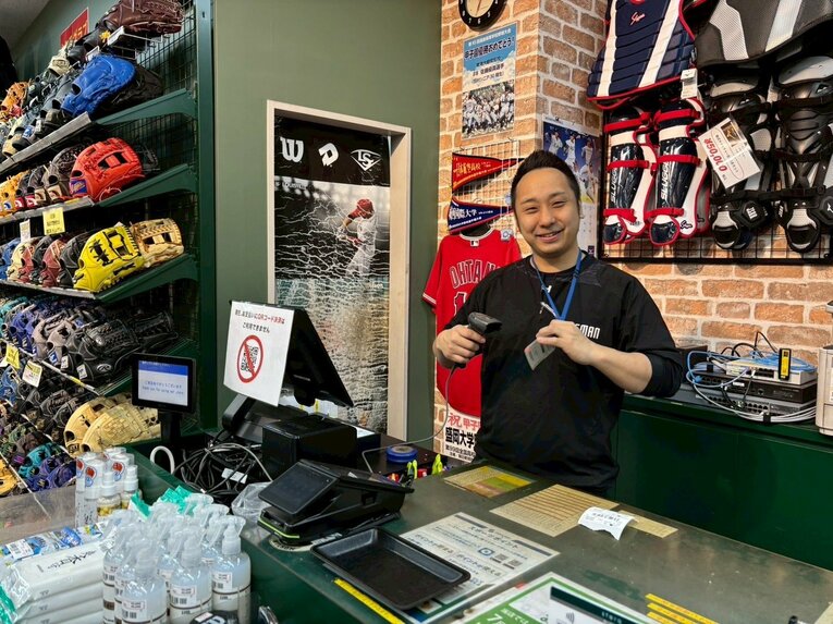 野球専門店・ベースマン立川店のカリスマ店長、星徹弥さん。「2.0超えの野球用具視力を持つ男」の異名を持つ