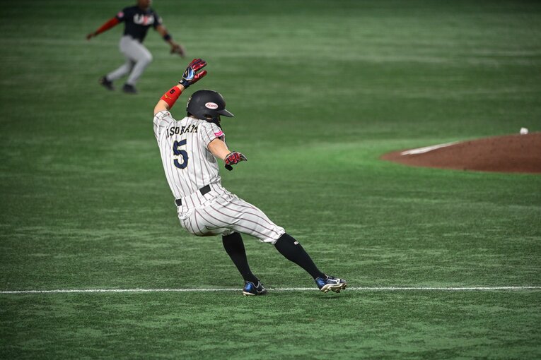 プレミア12米国戦、8回に追加点のチャンスを大きく広げる五十幡の走塁　©Nanae Suzuki