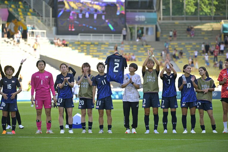 パリ五輪ナイジェリア戦後、清水のユニフォームを掲げる田中　©Koki Nagahama/JMPA